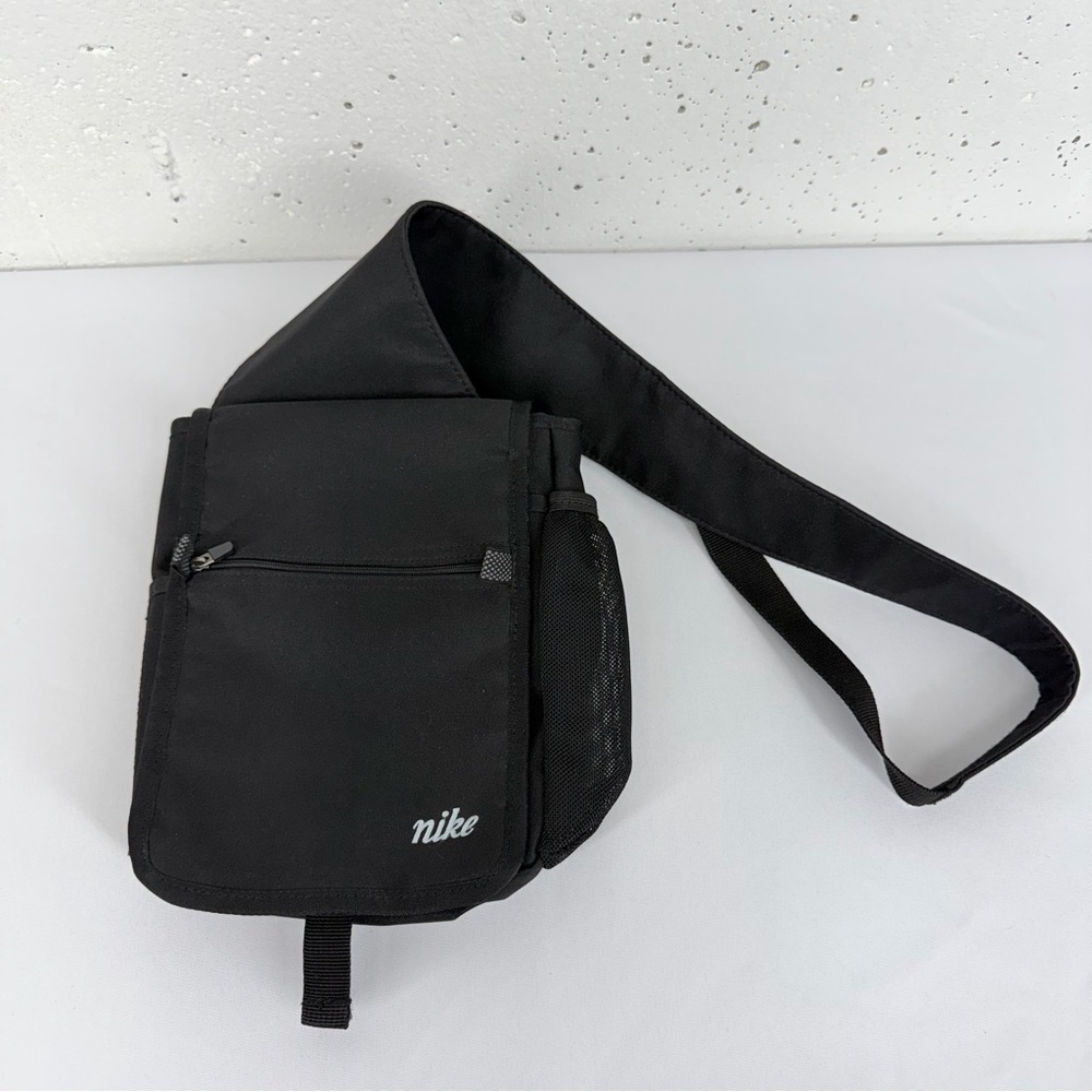Vintage Nike Black Crossbody Sling Bag